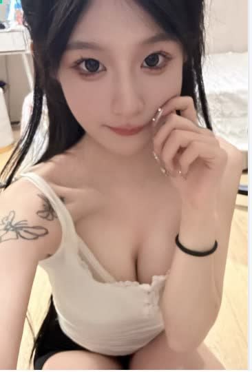 超蓝布罗莉身着白色上衣拍摄近景自拍 超蓝布罗莉身着白色上衣拍摄近景自拍