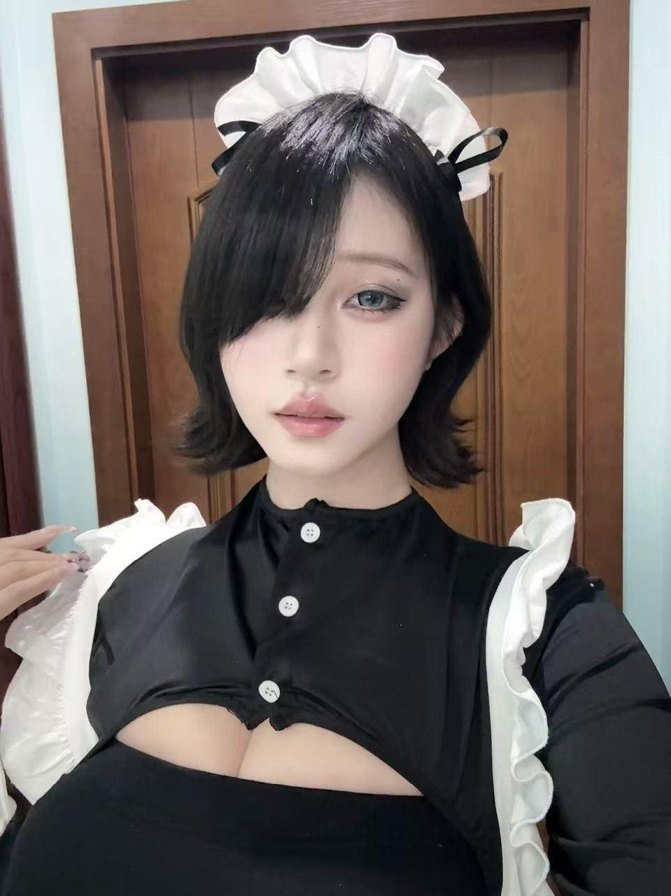 鹅鹅耶佩戴黑白女仆头饰在木门前拍摄近景 鹅鹅耶佩戴黑白女仆头饰在木门前拍摄近景
