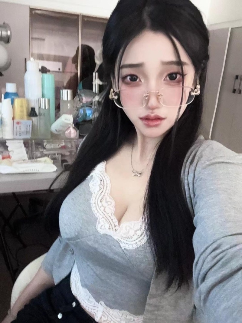 露宝吃不饱从无框眼镜换到蓝缎长裙