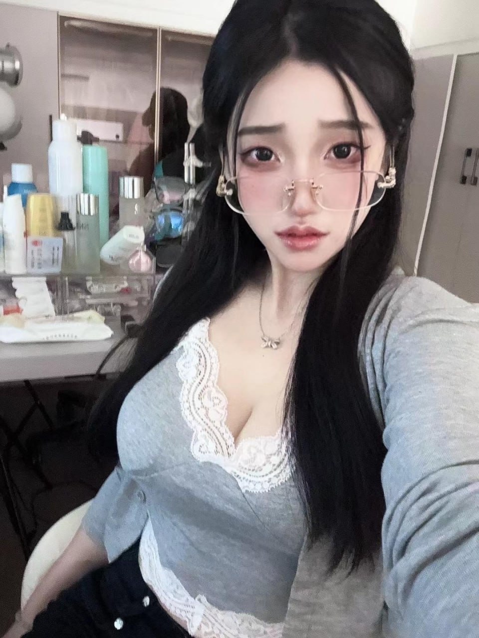 露宝吃不饱留黑色长发戴无框眼镜穿灰色蕾丝上衣坐在化妆台前自拍 露宝吃不饱留黑色长发戴无框眼镜穿灰色蕾丝上衣坐在化妆台前自拍