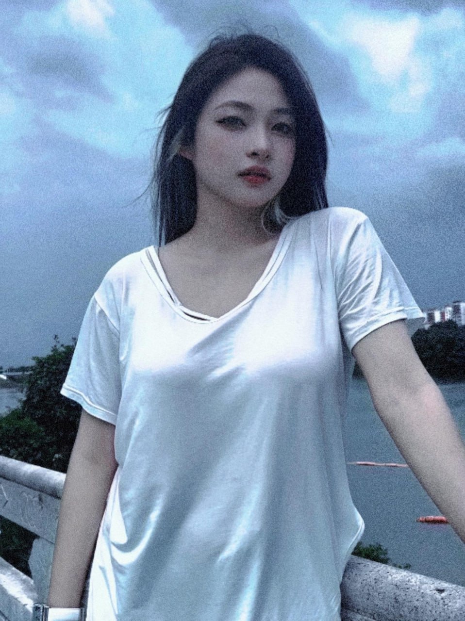 萌二的小时候身着白色V领上衣站在蓝调河岸栏杆旁 萌二的小时候身着白色V领上衣站在蓝调河岸栏杆旁
