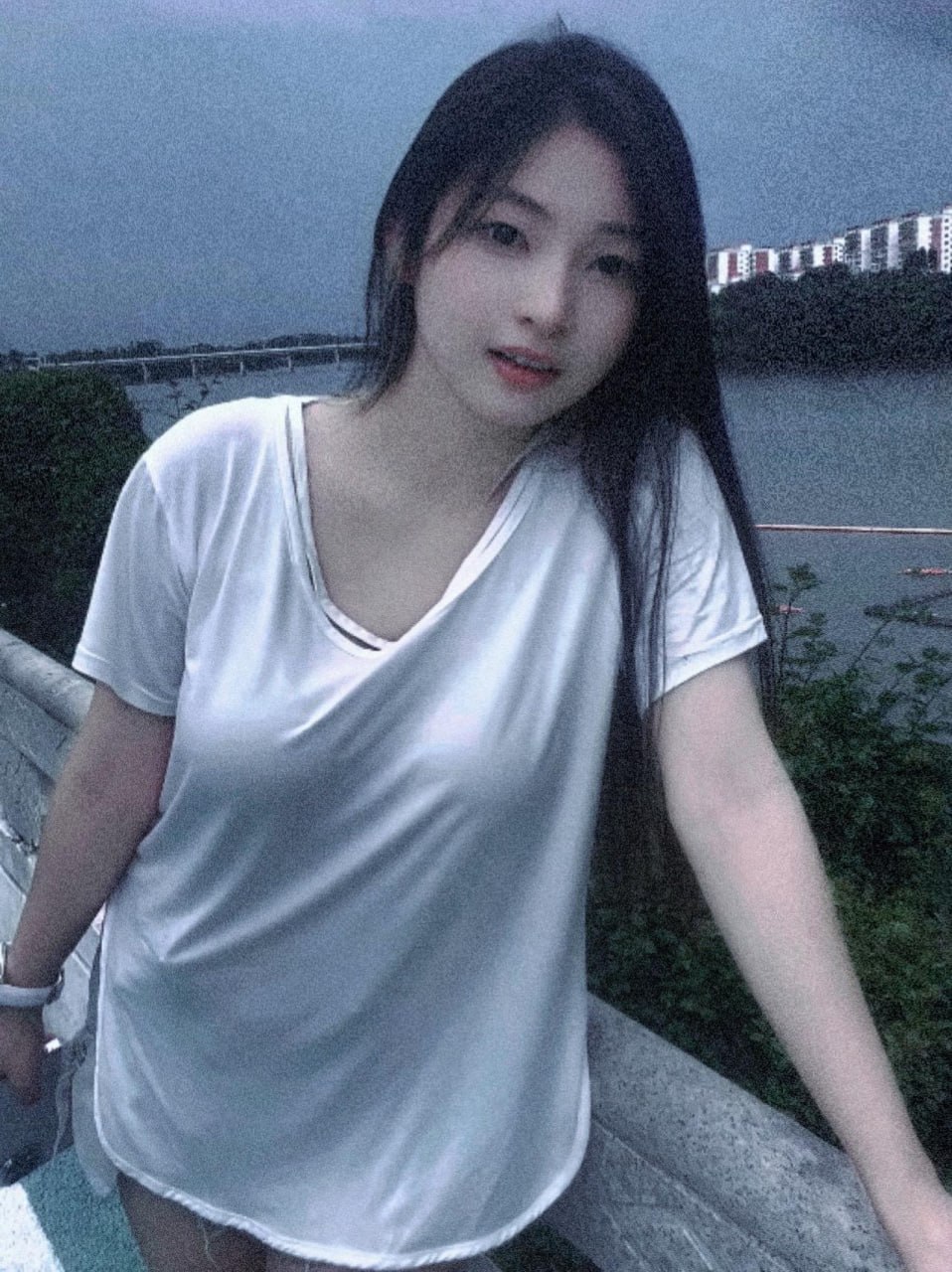 萌二的小时候在蓝调河岸栏杆旁拍摄白色上衣造型 萌二的小时候在蓝调河岸栏杆旁拍摄白色上衣造型
