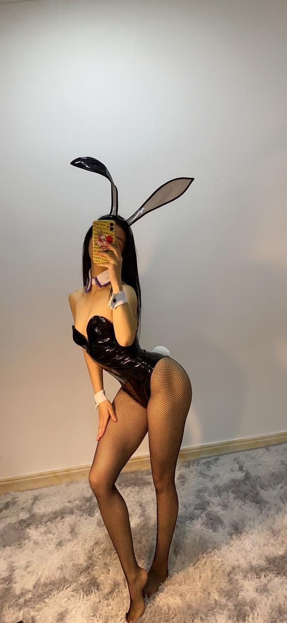 俏妞佩戴黑色兔耳身着亮面连体装与网袜站在白墙前 俏妞佩戴黑色兔耳身着亮面连体装与网袜站在白墙前
