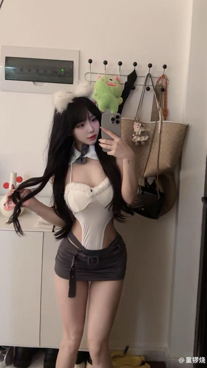 童锣烧佩戴白色猫耳拍摄全身镜面自拍