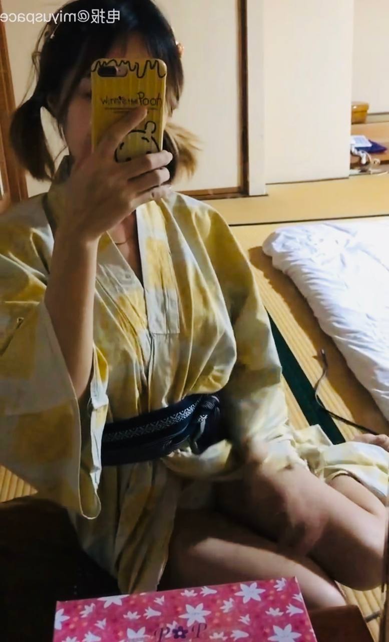 VC(Vickyyyii)身着浅黄色浴衣与黑色腰带在榻榻米房间自拍 VC(Vickyyyii)身着浅黄色浴衣与黑色腰带在榻榻米房间自拍
