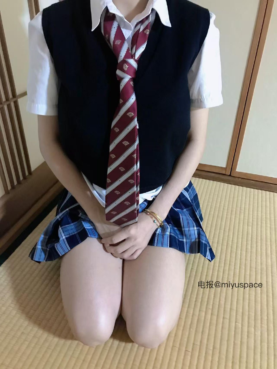 VC(Vickyyyii)以白衬衫黑色针织背心蓝格裙搭配酒红领带 VC(Vickyyyii)以白衬衫黑色针织背心蓝格裙搭配酒红领带