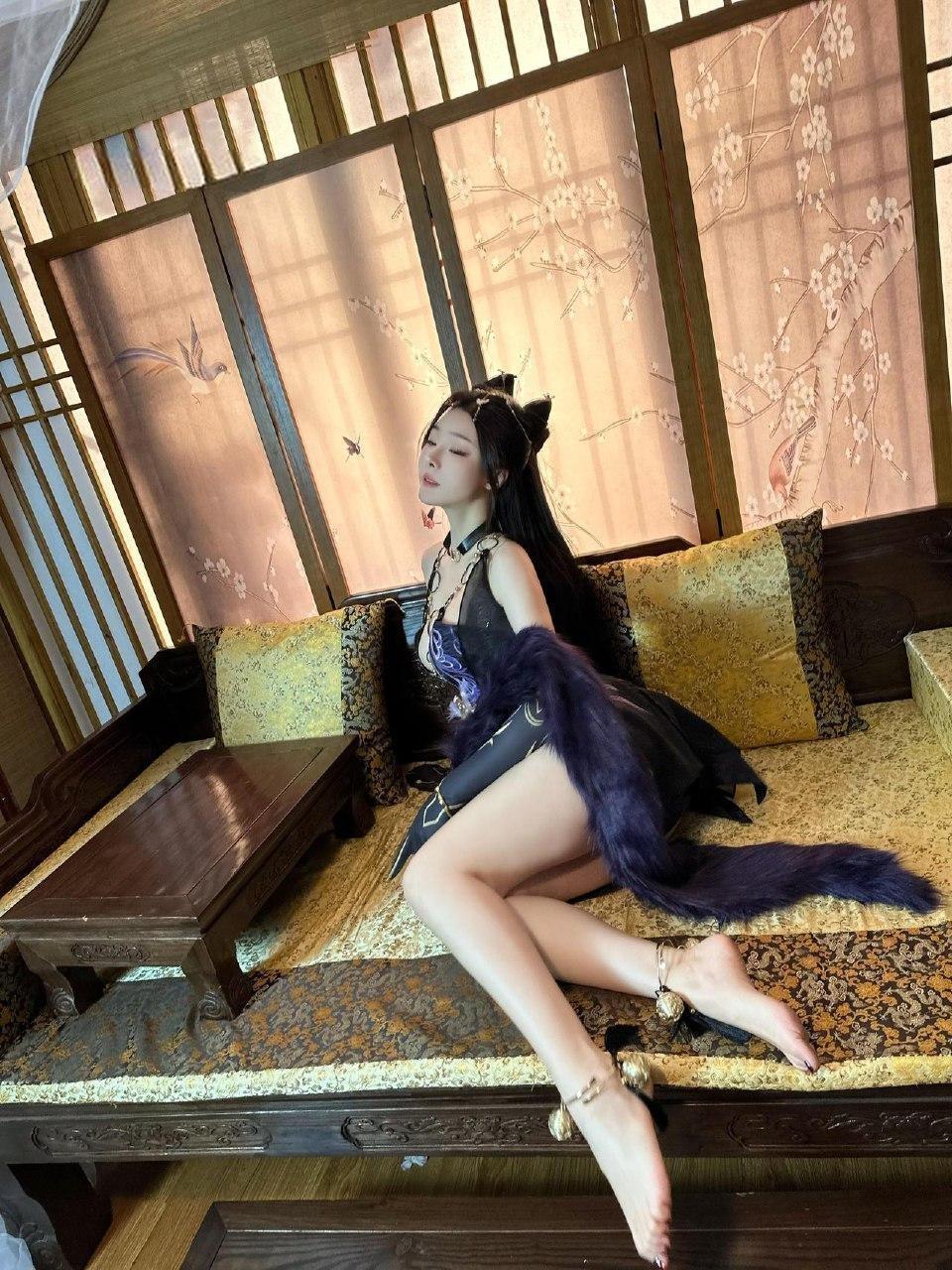 小逗逗戴黑色猫耳穿紫黑幻想服和毛绒披肩坐在中式花鸟窗格前 小逗逗戴黑色猫耳穿紫黑幻想服和毛绒披肩坐在中式花鸟窗格前