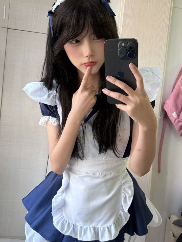 一只香身着蓝白女仆装拍摄镜面近景 一只香身着蓝白女仆装拍摄镜面近景