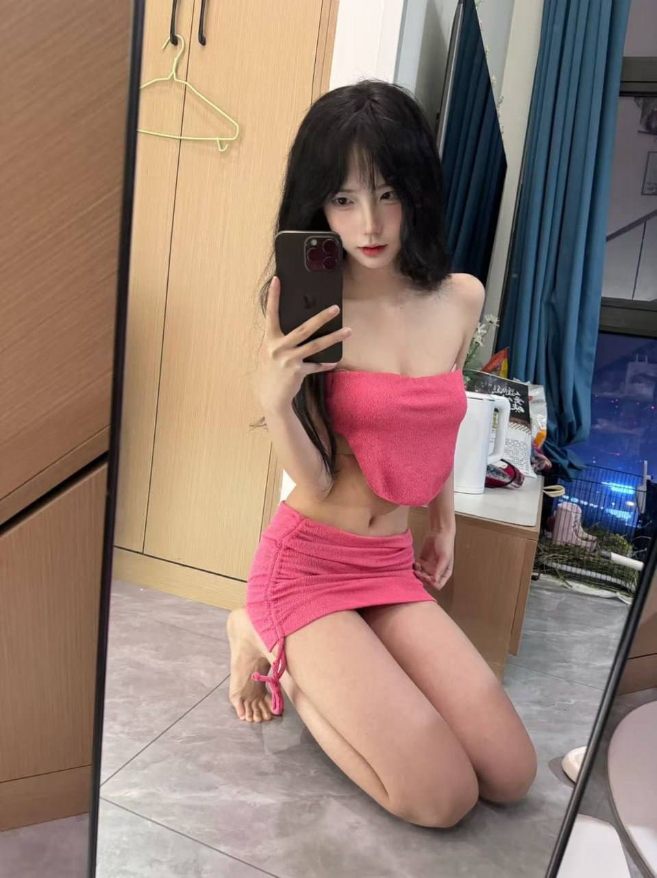 一只香身着亮粉色套装在室内镜前自拍 一只香身着亮粉色套装在室内镜前自拍