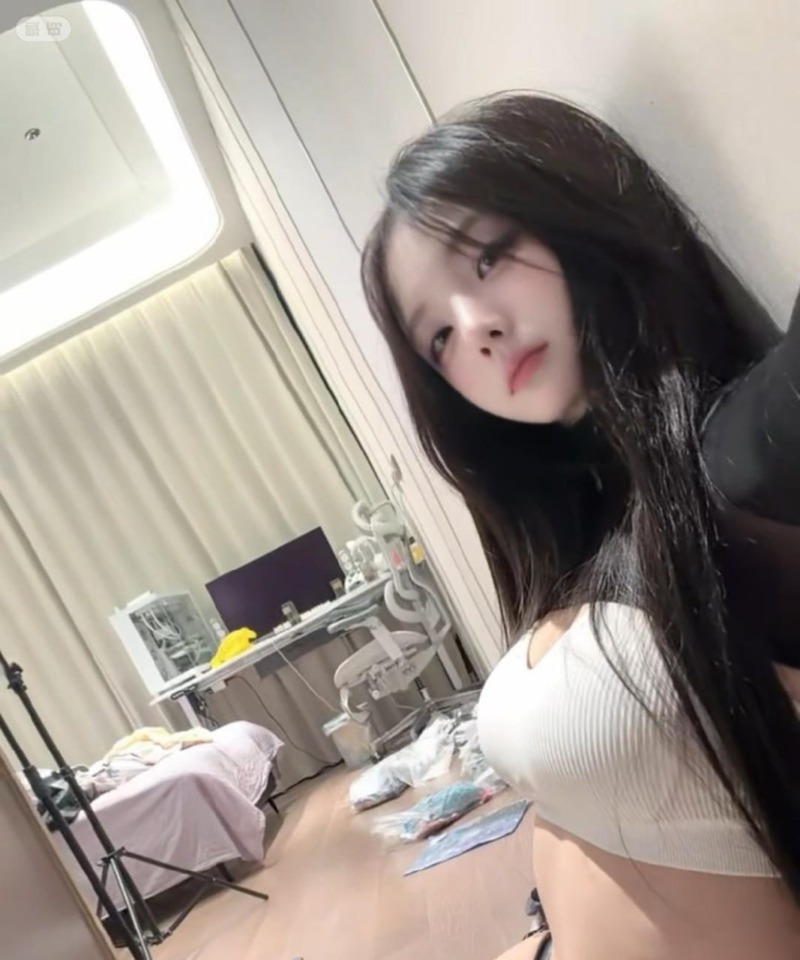 八酱，长发下的水手领细节