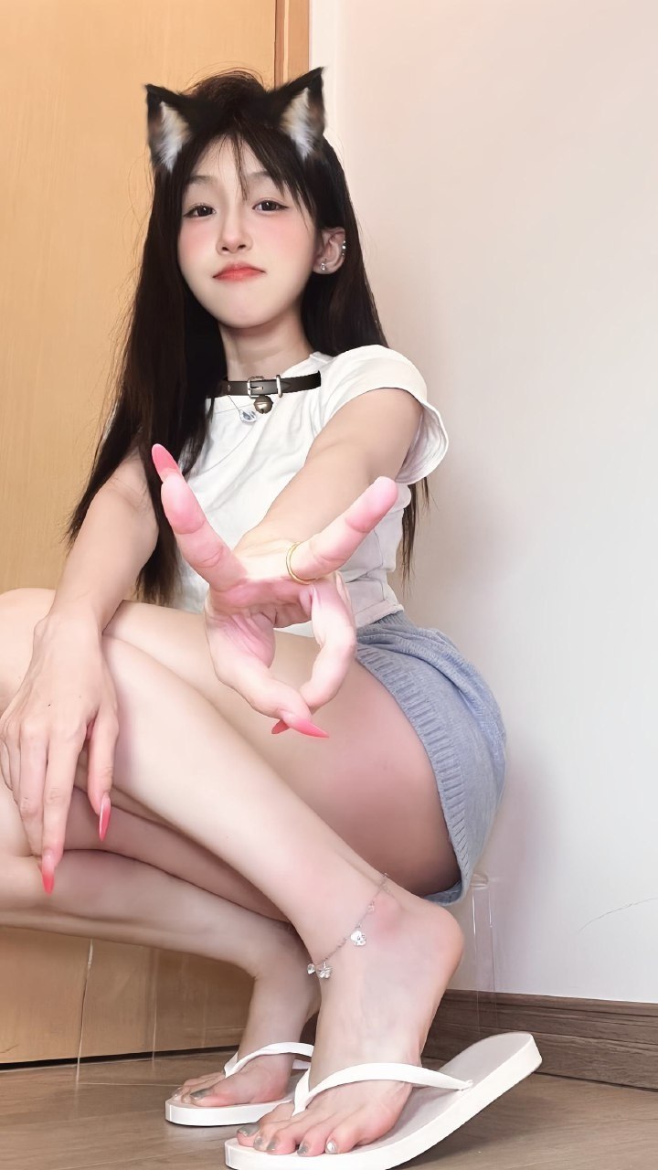 别拔虎牙 黑白猫耳白短袖与铃铛颈饰 别拔虎牙 黑白猫耳白短袖与铃铛颈饰