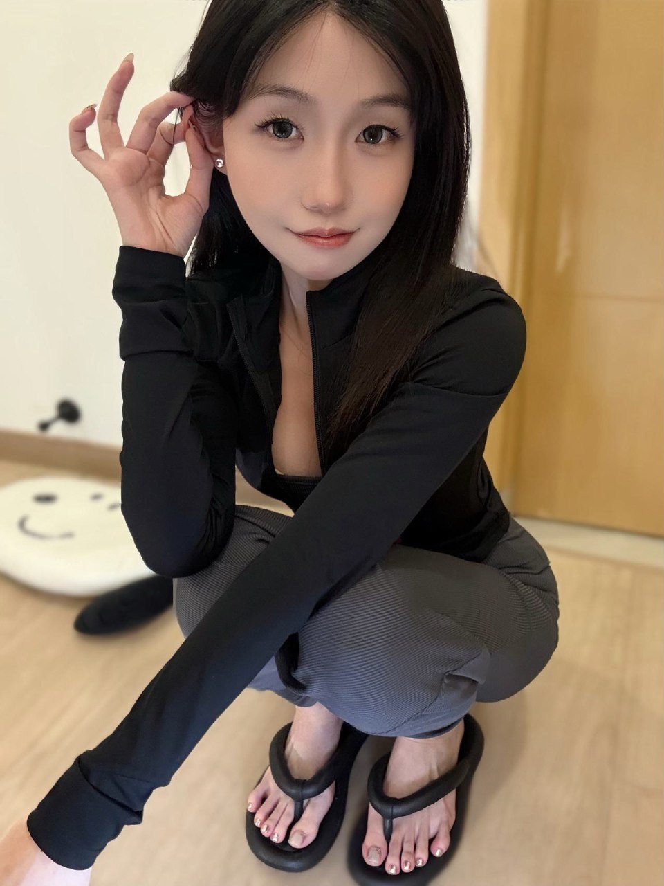 别拔虎牙 黑色长袖与灰色下装的俯拍近景 别拔虎牙 黑色长袖与灰色下装的俯拍近景