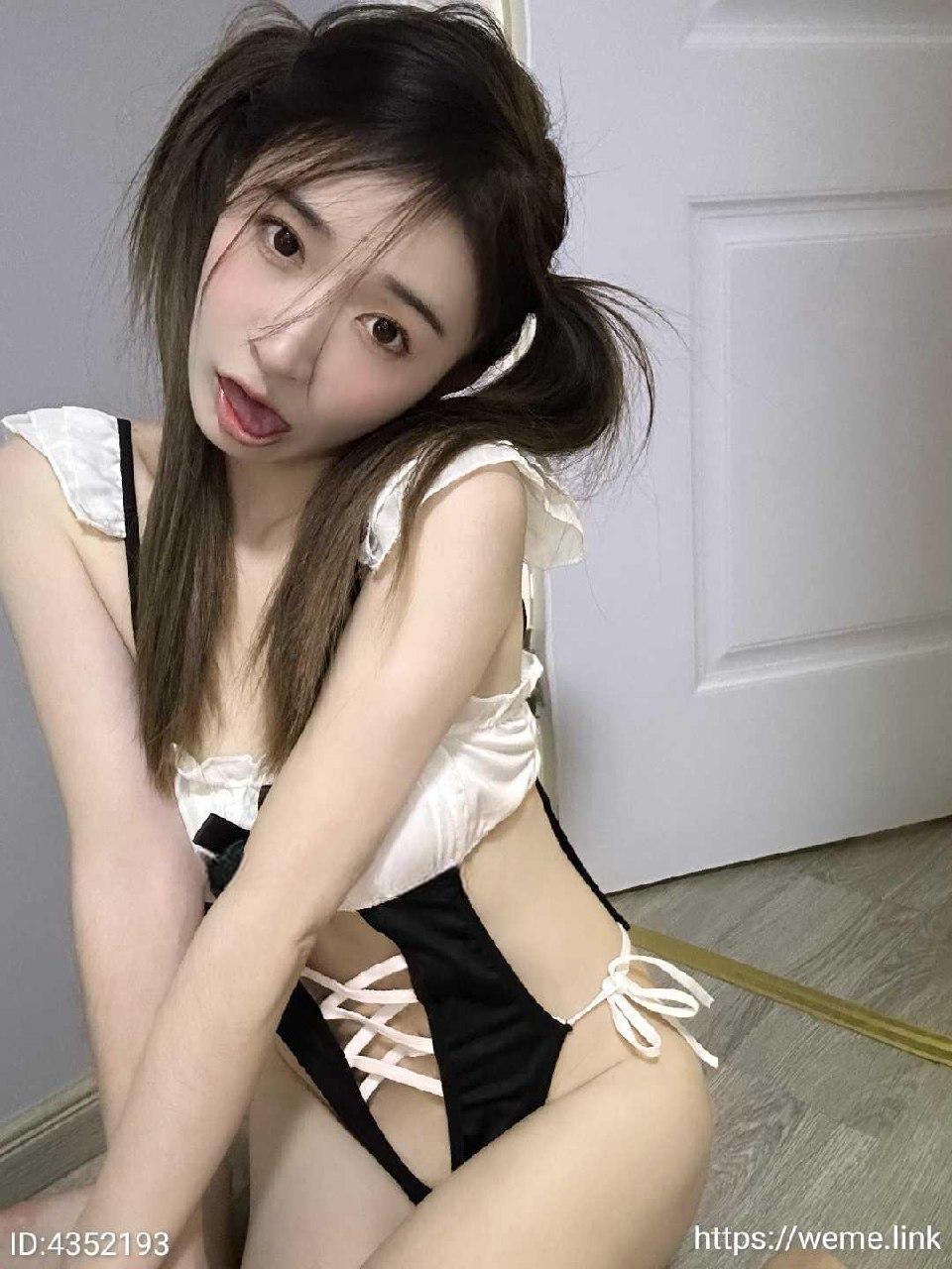 别管我了穿白褶边黑色衣装,侧身坐在白色门前 别管我了穿白褶边黑色衣装,侧身坐在白色门前