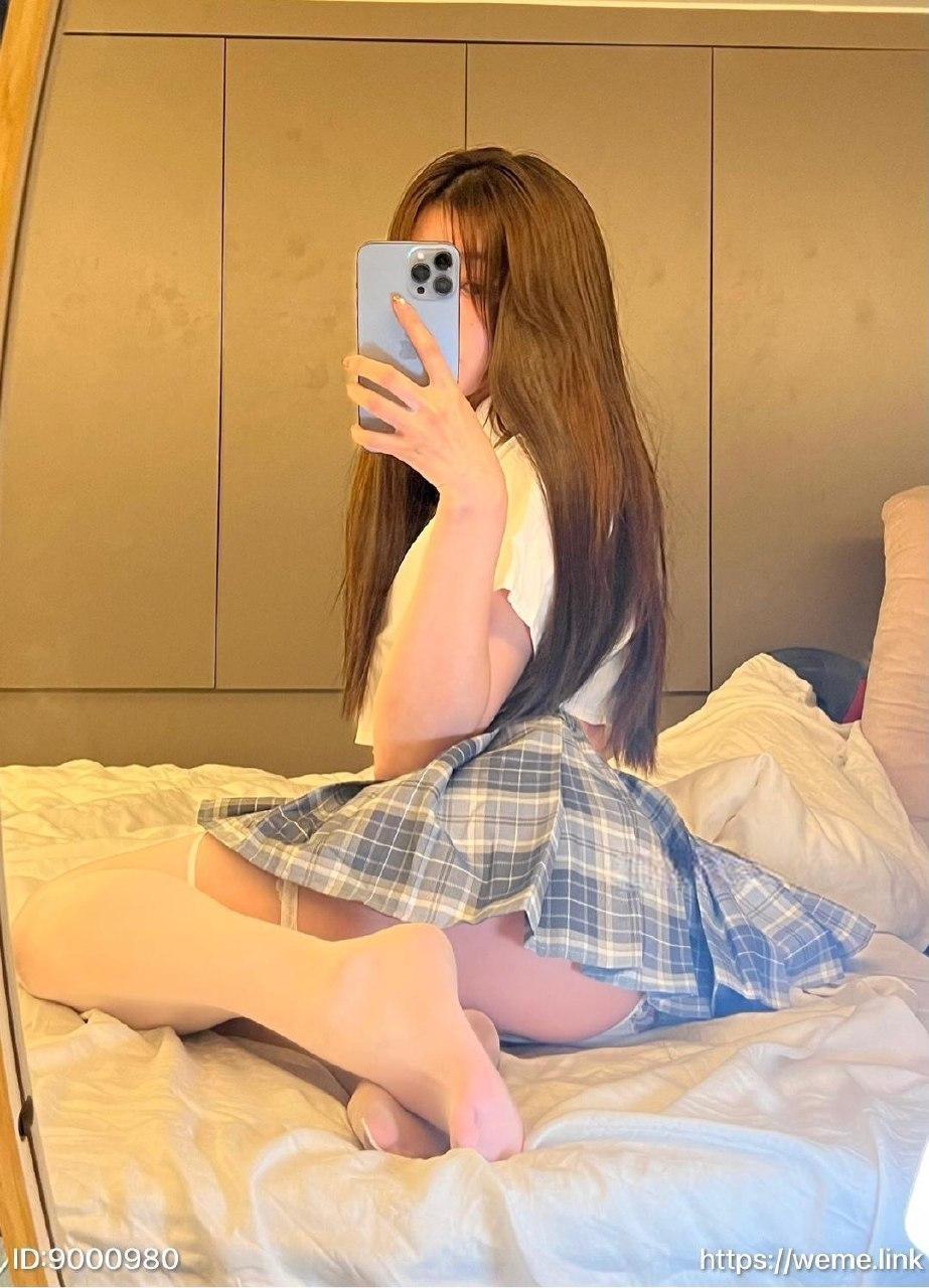不二梅miko长发配蓝灰格裙在床边举手机 不二梅miko长发配蓝灰格裙在床边举手机