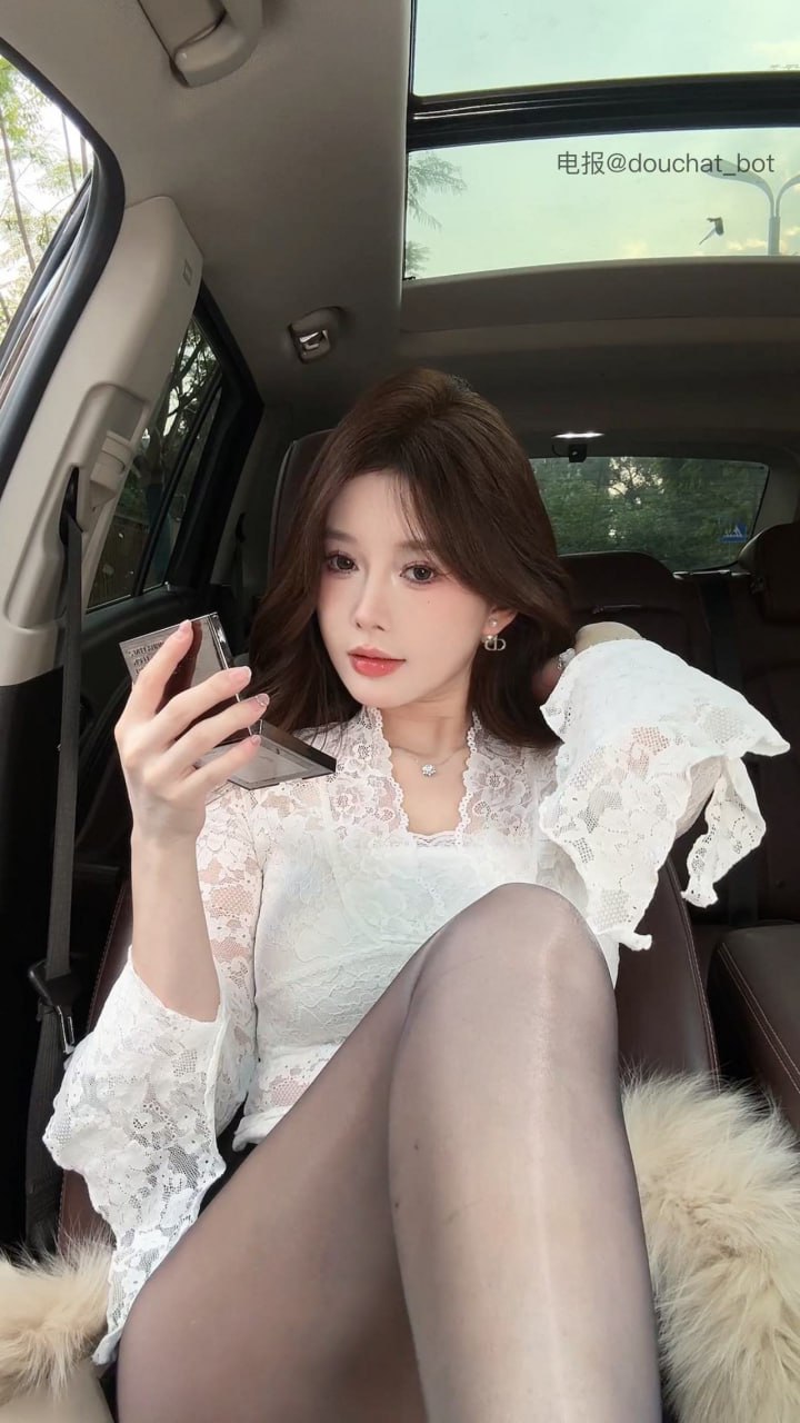 陈诺nano车窗旁白色蕾丝上衣与手持小镜盒 陈诺nano车窗旁白色蕾丝上衣与手持小镜盒