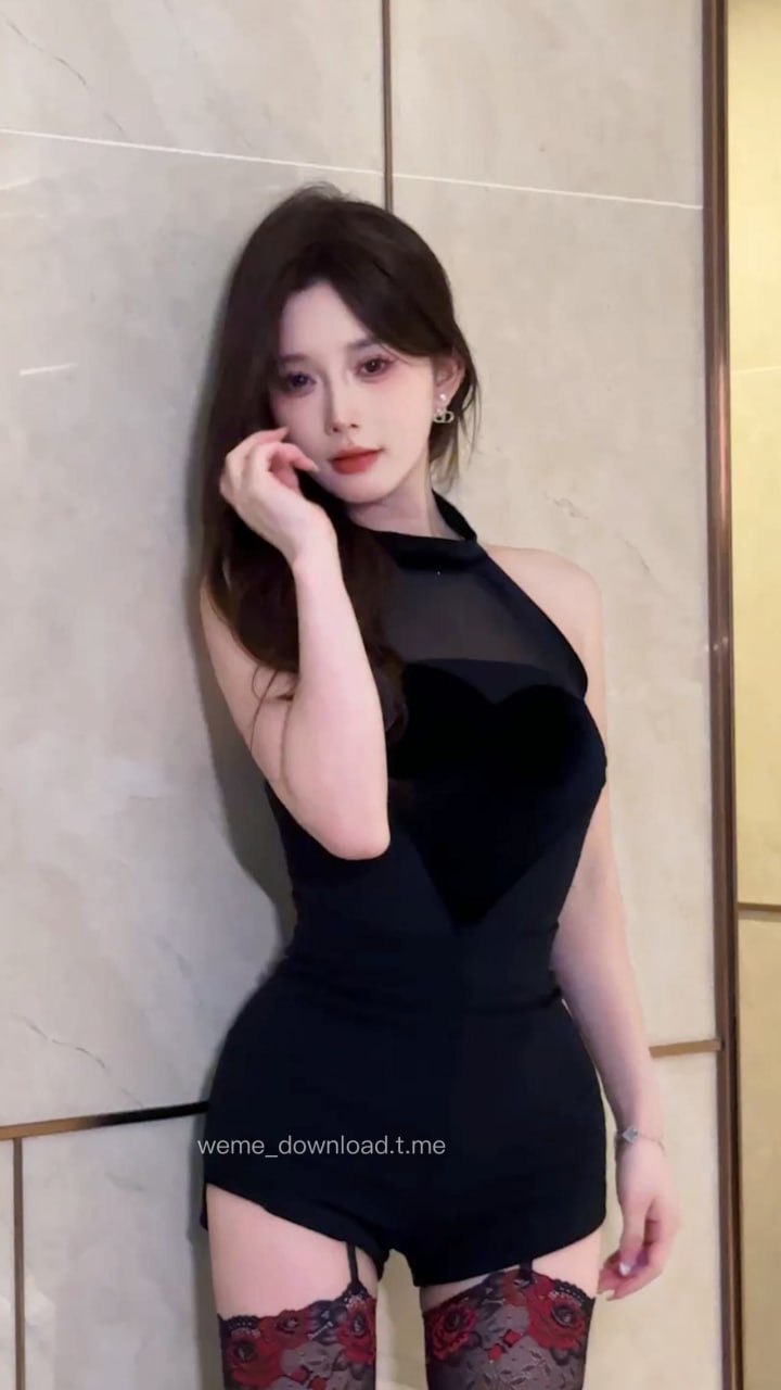 陈诺nano浅色墙边黑色挂颈衣装近景 陈诺nano浅色墙边黑色挂颈衣装近景