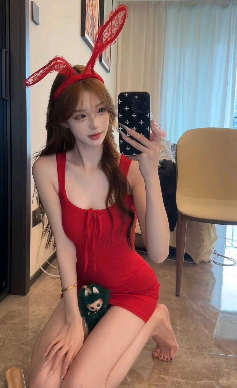CK佩戴红色蕾丝兔耳与红色衣装的镜照 CK佩戴红色蕾丝兔耳与红色衣装的镜照