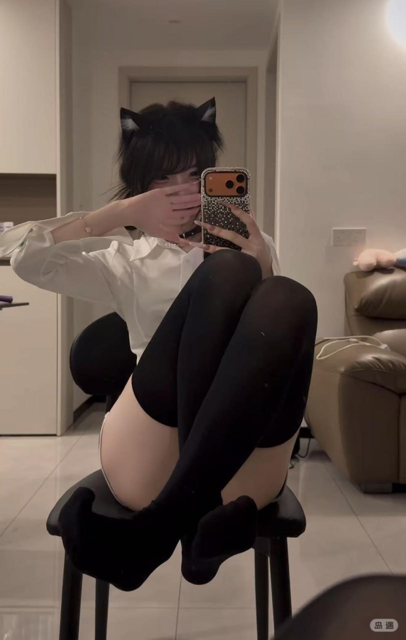 CK佩戴黑色猫耳穿白衬衣坐在黑椅上 CK佩戴黑色猫耳穿白衬衣坐在黑椅上
