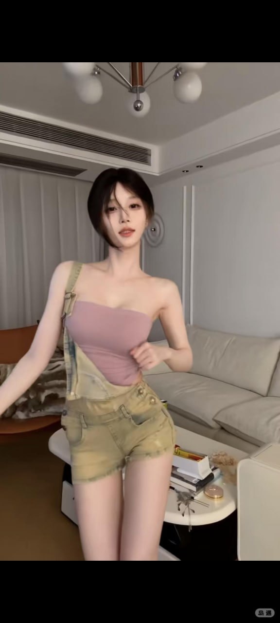 肚脐小师妹 浅紫抹胸配绿色背带短裤 沙发前竖幅画面 肚脐小师妹 浅紫抹胸配绿色背带短裤 沙发前竖幅画面