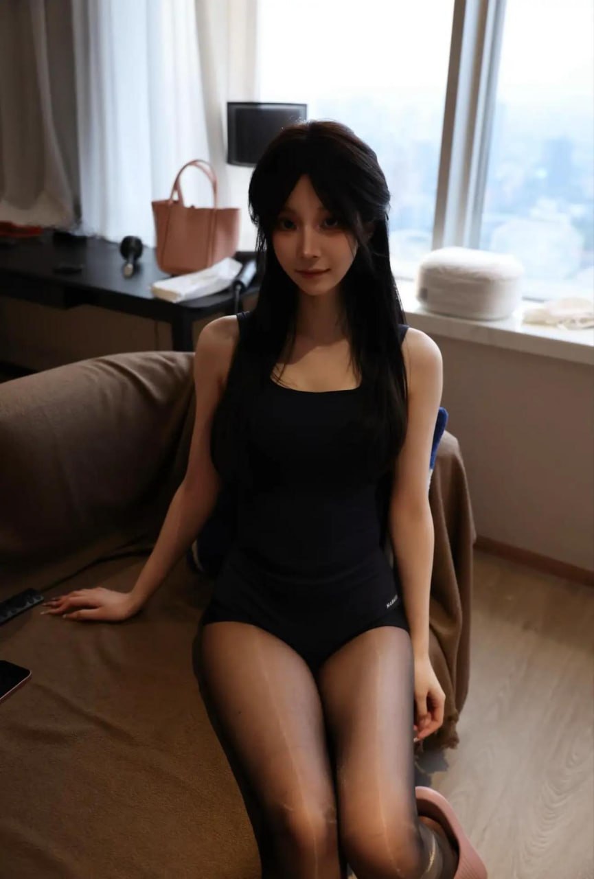 肚脐小师妹穿黑色无袖造型坐在沙发上,身后是明亮窗户和书桌 肚脐小师妹穿黑色无袖造型坐在沙发上,身后是明亮窗户和书桌