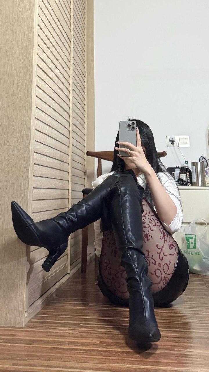 二雪女士 百叶柜门前白色衬衫配黑色长靴镜照 二雪女士 百叶柜门前白色衬衫配黑色长靴镜照