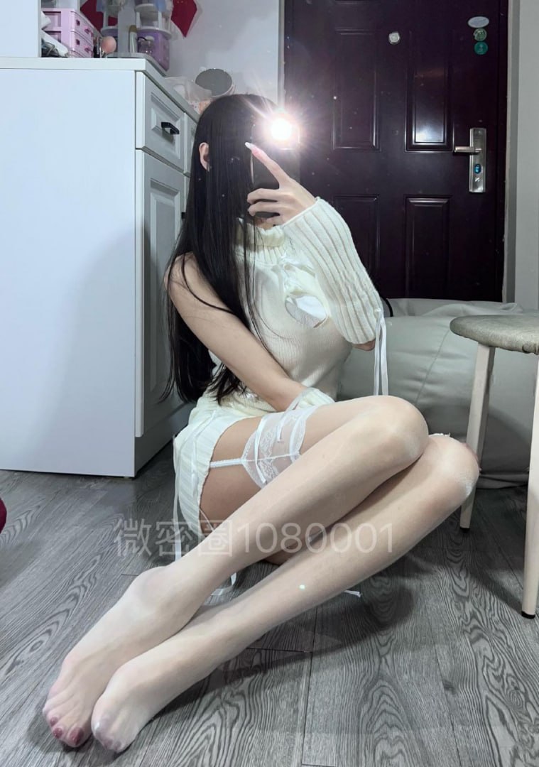 饭鹿鹿痴穿白色针织坐在柜子旁对镜自拍,手机闪光形成亮点 饭鹿鹿痴穿白色针织坐在柜子旁对镜自拍,手机闪光形成亮点