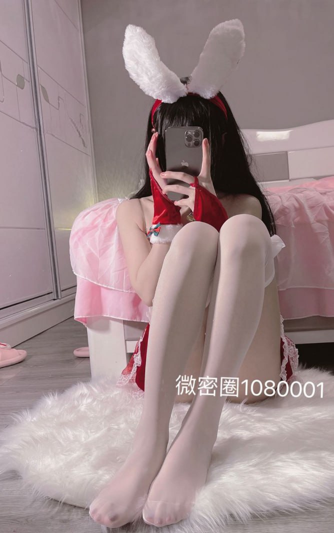 饭鹿鹿痴戴白色兔耳与红色发箍,坐在白色绒毯前 饭鹿鹿痴戴白色兔耳与红色发箍,坐在白色绒毯前