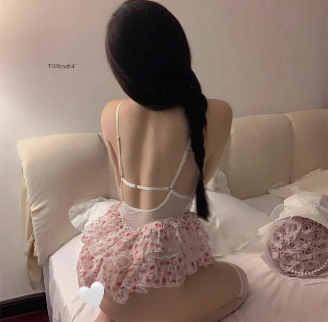 给乔买裙子花纹裙摆与浅色背带在床面旁的背向照片 给乔买裙子花纹裙摆与浅色背带在床面旁的背向照片