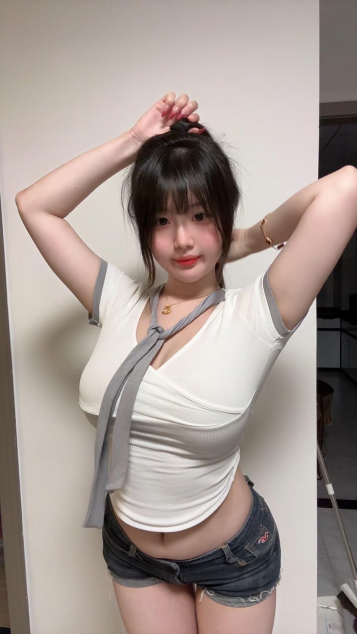 honey猴 白色短袖灰领带与抬手束发动作 honey猴 白色短袖灰领带与抬手束发动作