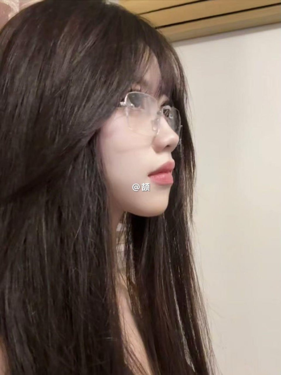 颉颉与猫戴细框眼镜侧向望向画面外,长发垂在面部两侧 颉颉与猫戴细框眼镜侧向望向画面外,长发垂在面部两侧