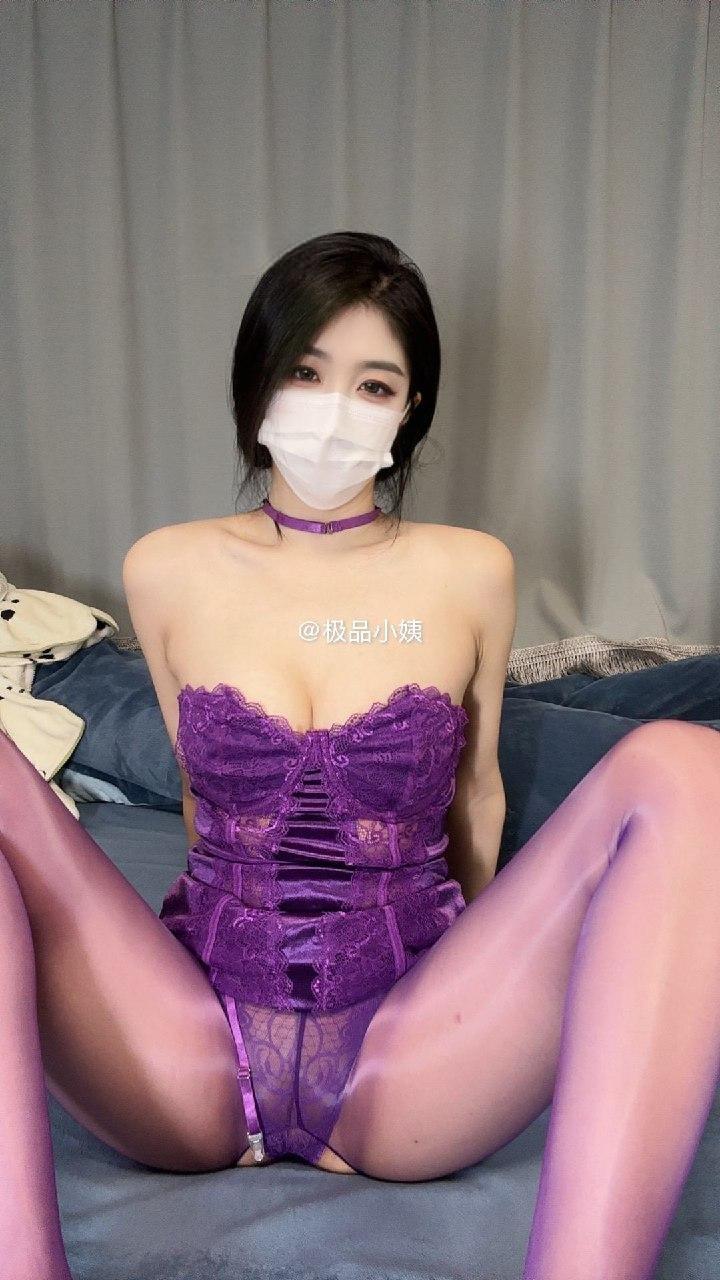 极品小姨紫色缎面与蕾丝造型搭配紫色颈饰 极品小姨紫色缎面与蕾丝造型搭配紫色颈饰