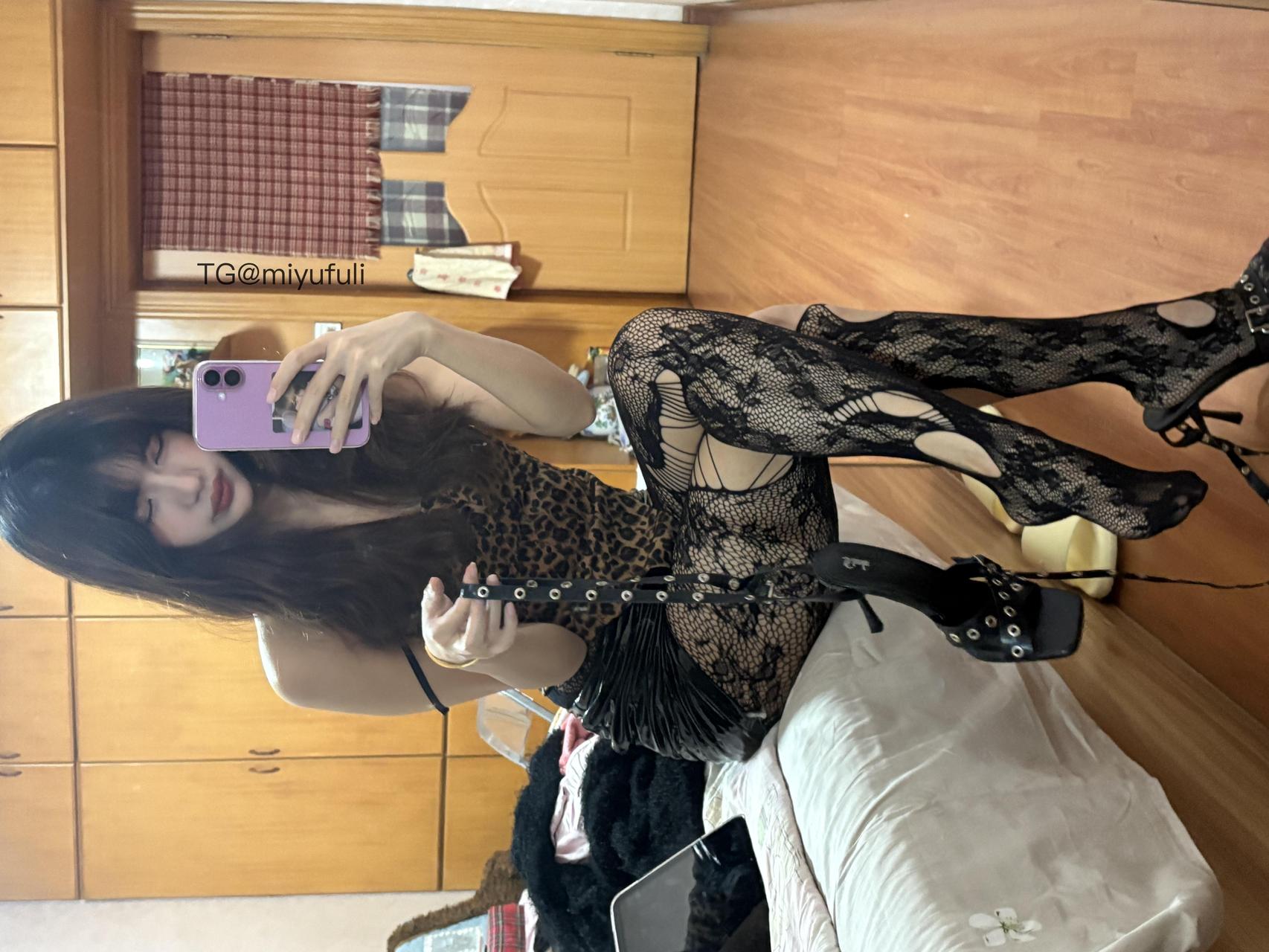 麦香鱼豹纹搭配和流苏,木柜镜照中手边有带金属孔的窄带 麦香鱼豹纹搭配和流苏,木柜镜照中手边有带金属孔的窄带