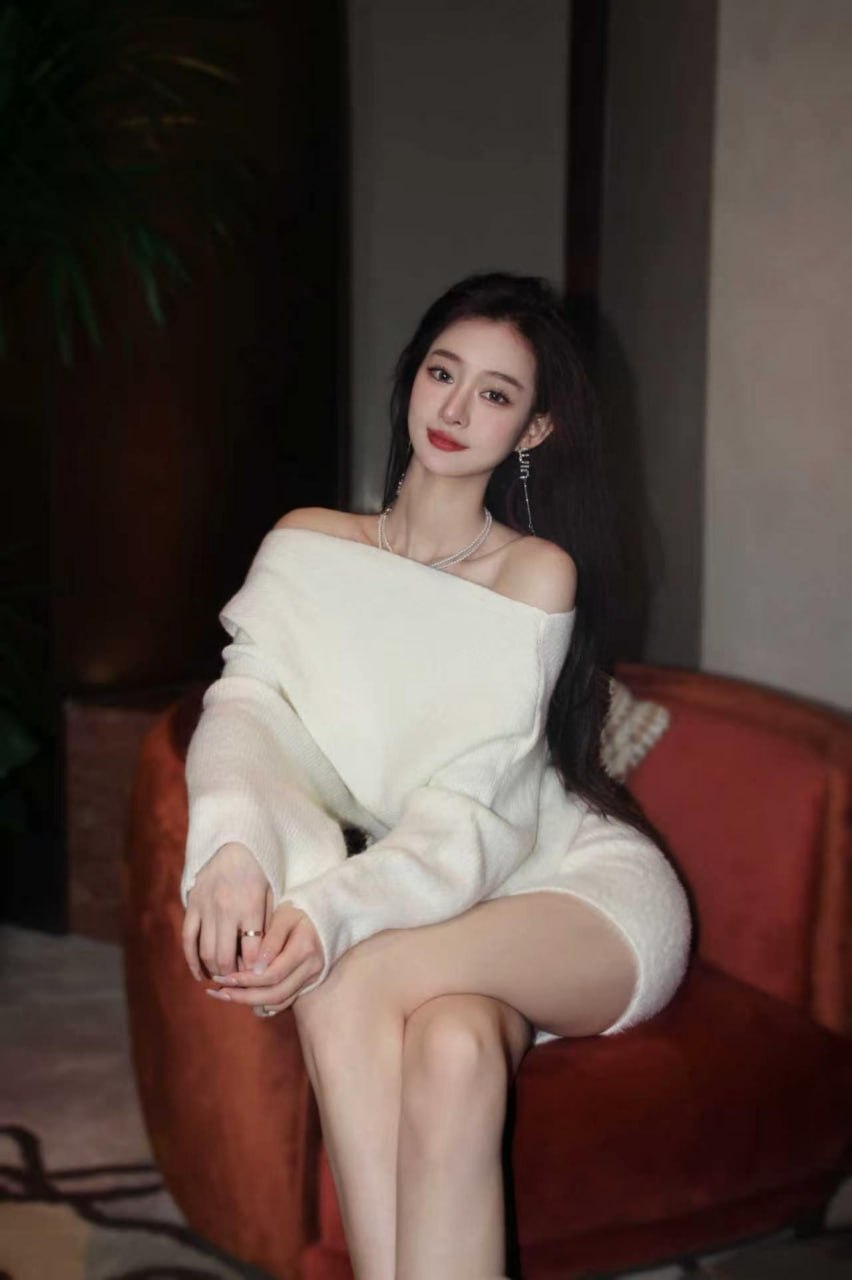 麻辣奶兔 红色座椅上白色露肩长袖与垂落长发人像 麻辣奶兔 红色座椅上白色露肩长袖与垂落长发人像