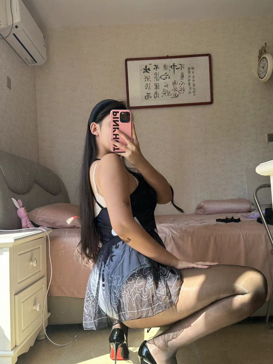 美邵女黑色上衣与灰色浅纹裙边,长发垂在背后的侧向镜照 美邵女黑色上衣与灰色浅纹裙边,长发垂在背后的侧向镜照