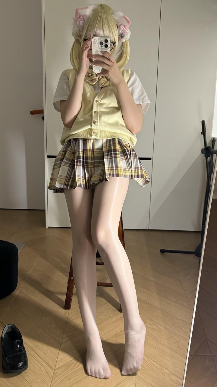 美羊羊桑以浅色长发搭配猫耳、黄色针织背心和格纹裙,在镜前持手机站立 美羊羊桑以浅色长发搭配猫耳、黄色针织背心和格纹裙,在镜前持手机站立