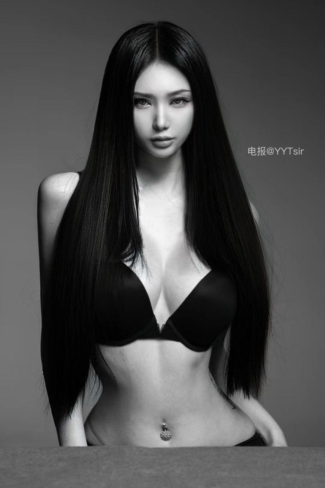 米米子呀的黑白正面近景,长直发垂在黑色上衣两侧 米米子呀的黑白正面近景,长直发垂在黑色上衣两侧