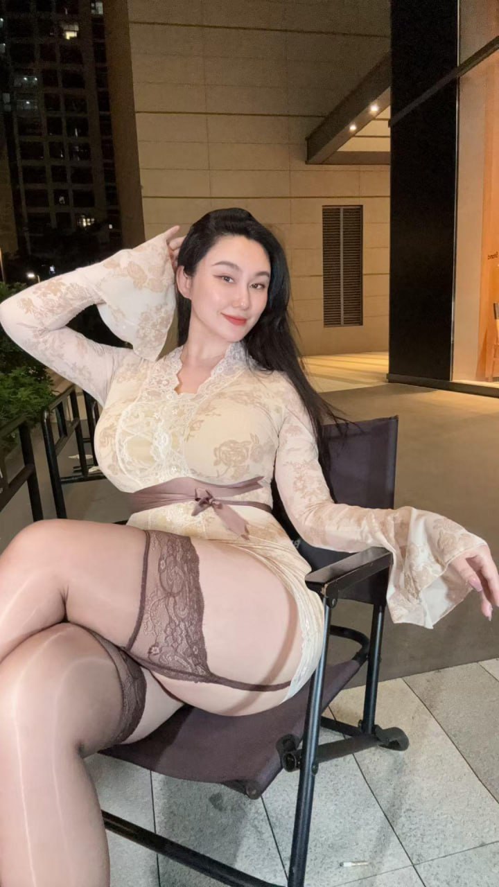 MIYA米娅穿浅色花纹衣装坐在夜间户外椅上 MIYA米娅穿浅色花纹衣装坐在夜间户外椅上