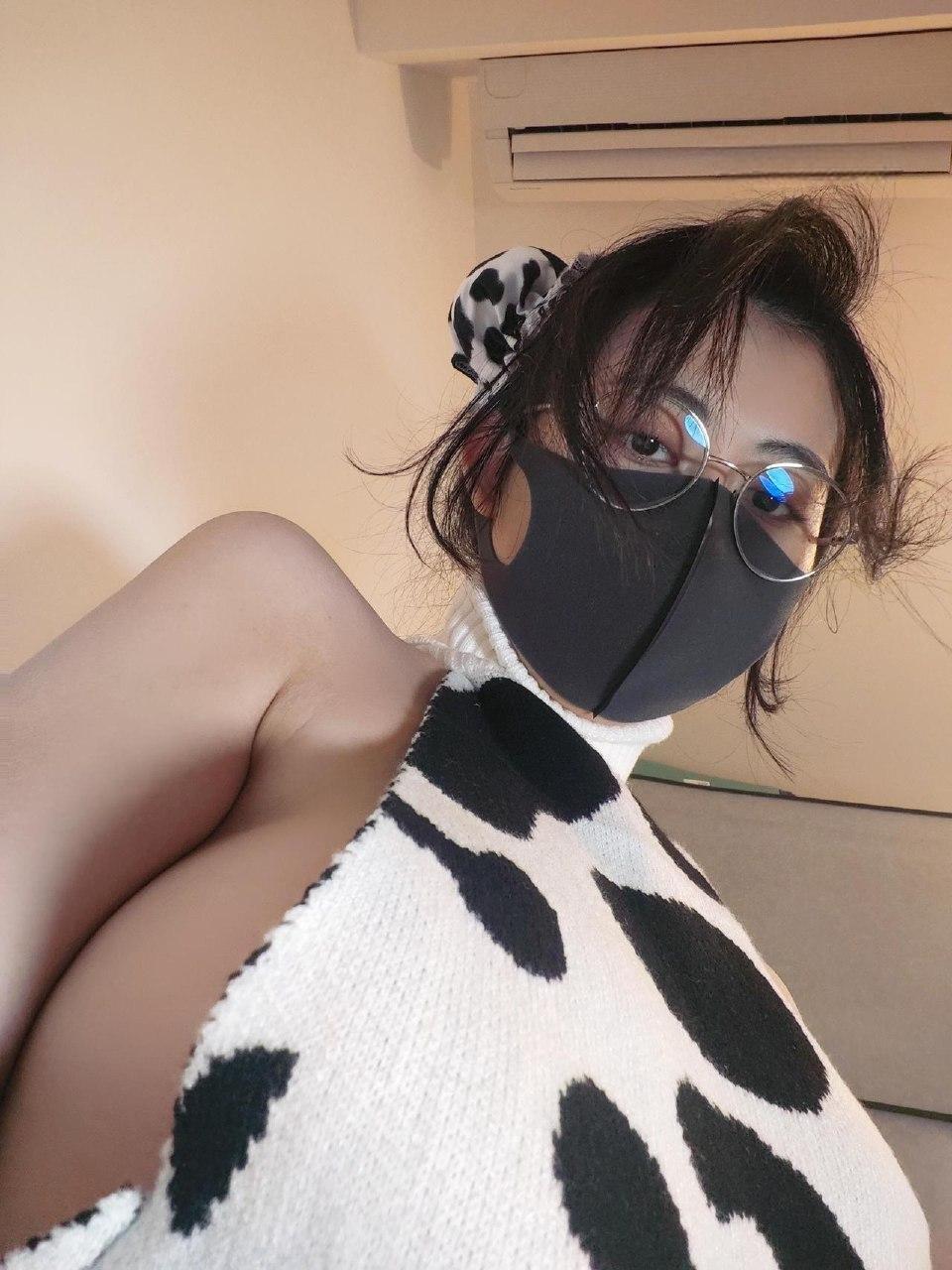 Naimi奶咪穿黑白斑纹挂颈衣装，圆框镜片映出蓝色亮块