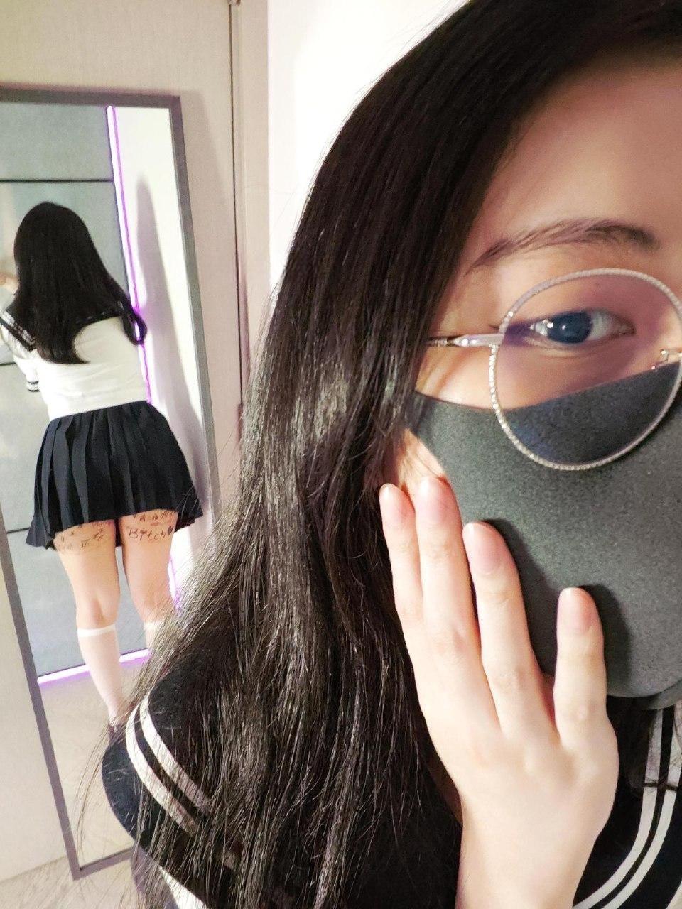 Naimi奶咪圆框眼镜近景，身后镜中映出白色上衣与黑裙