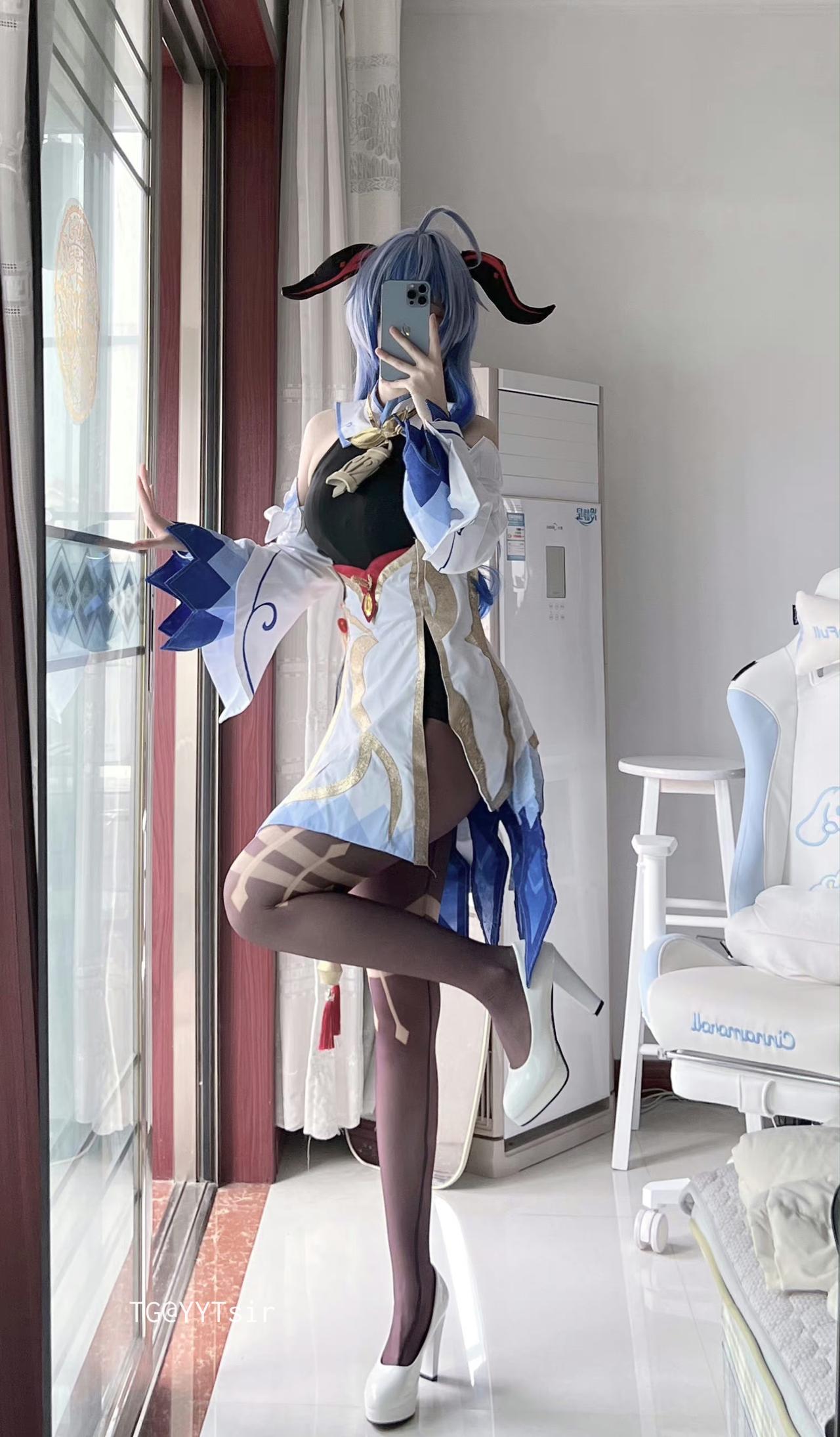 桥本环菜蓝白角饰造型站姿镜照
