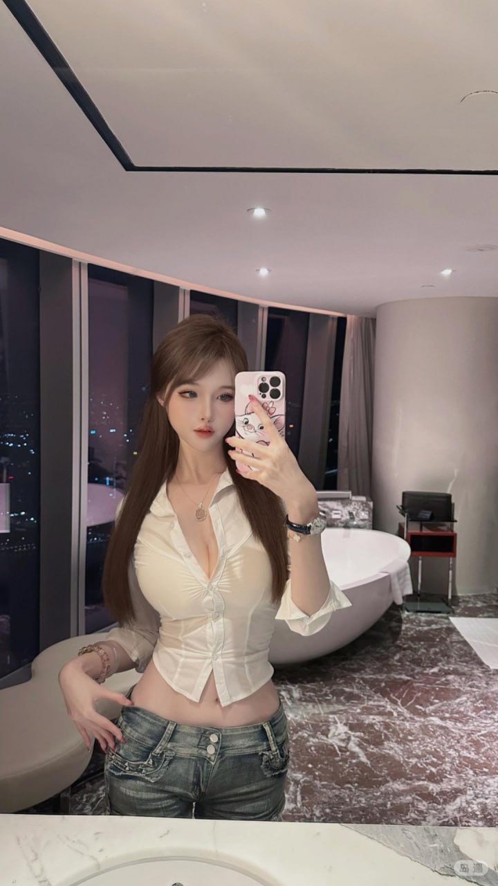 瑞儿fox穿白色衬衫配牛仔短裤在镜前举手机