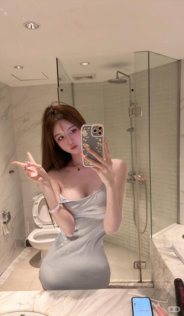 瑞儿fox穿银灰色吊带裙在浅色墙面前比手势