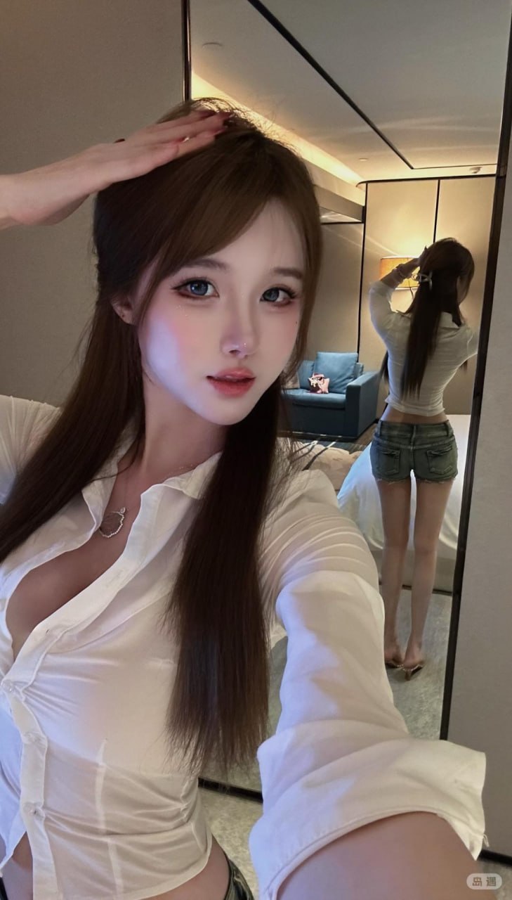 瑞儿fox穿白衬衫抬手扶头镜中映出牛仔短裤