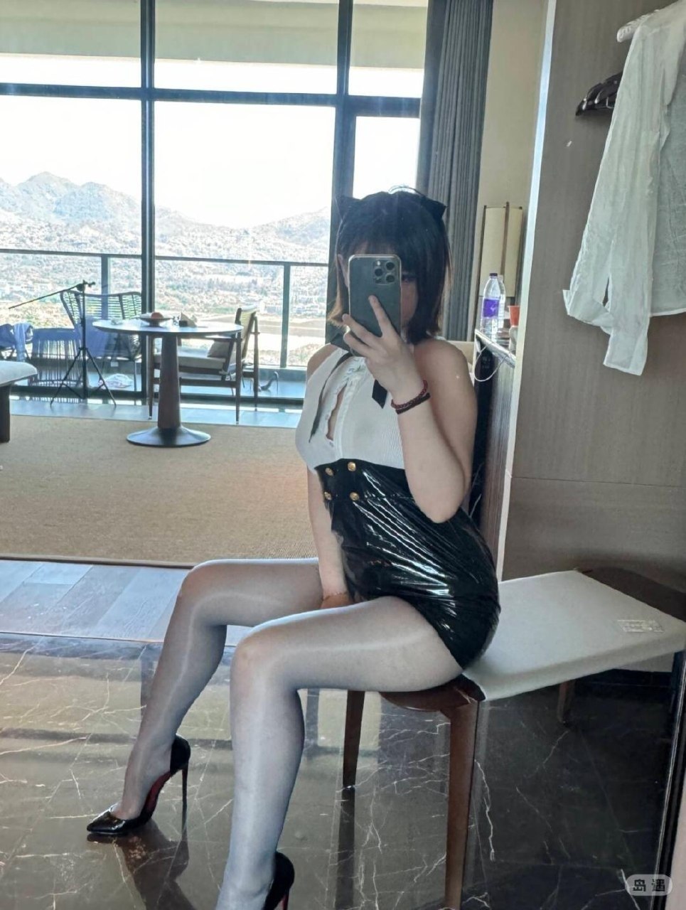 申辣辣黑白拼色衣装与灰色长袜的镜前坐姿