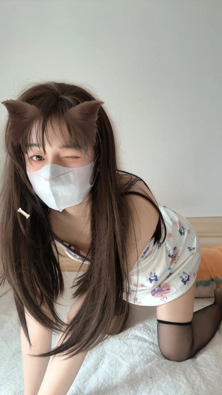 甜辣小北棕色猫耳白口罩与卡通印花浅色吊带衣装近景