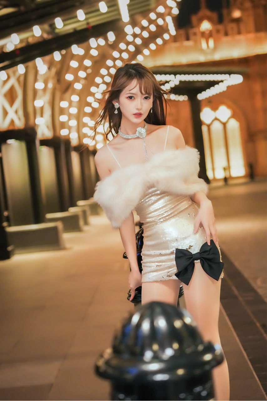 庭树沐年灯串背景下白色亮片裙与毛绒披肩