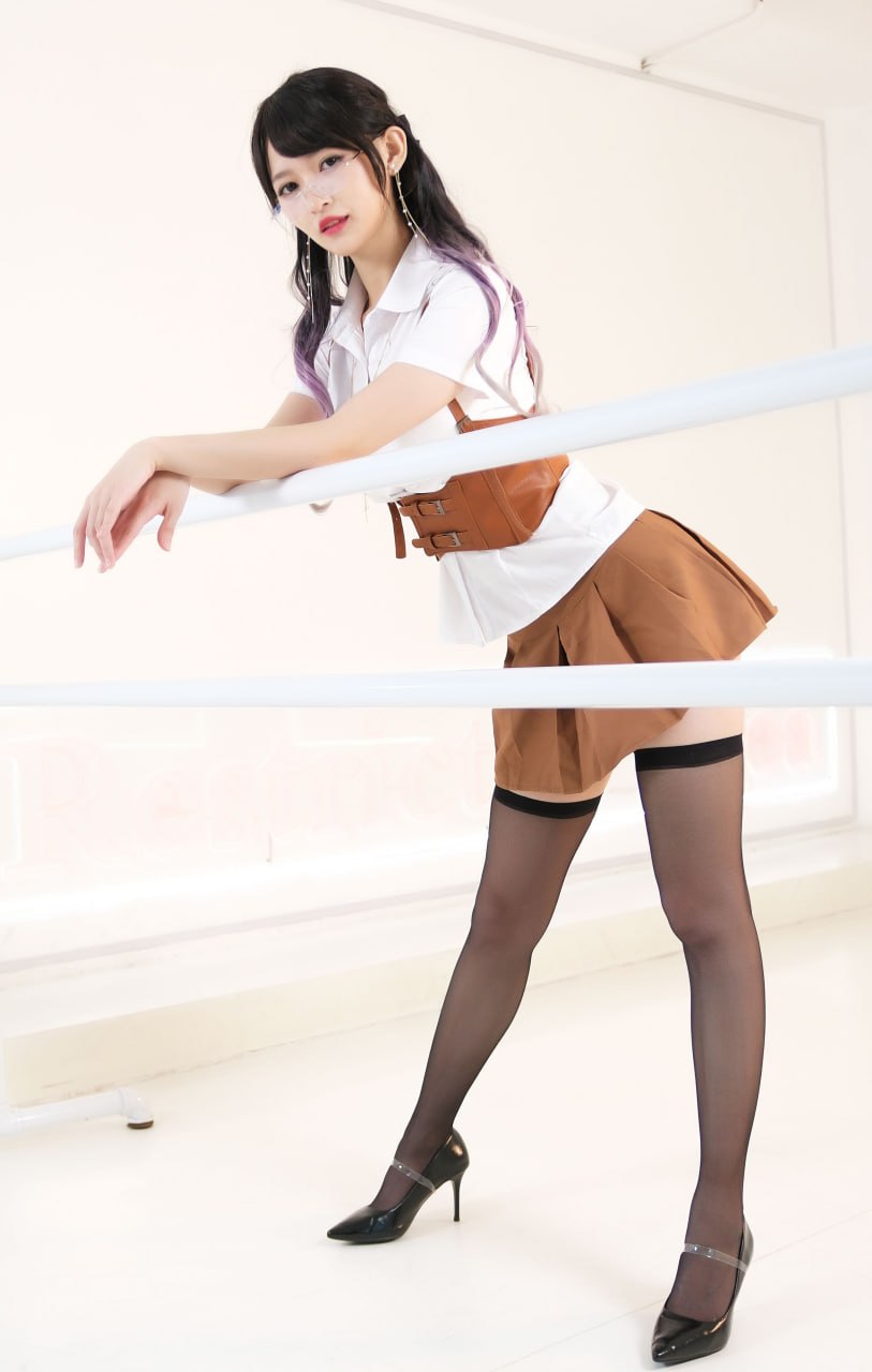 庭树沐年白栏杆前棕色腰封和百褶裙