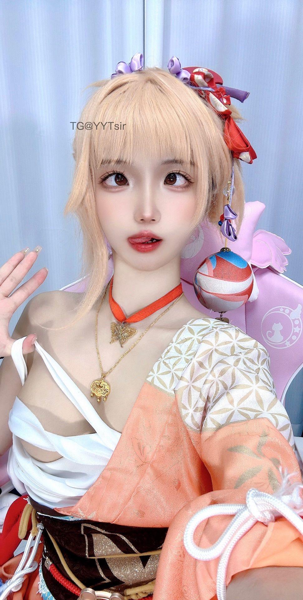 兔晴晴浅金发配紫色蝴蝶结与球形垂挂饰物近景 兔晴晴浅金发配紫色蝴蝶结与球形垂挂饰物近景
