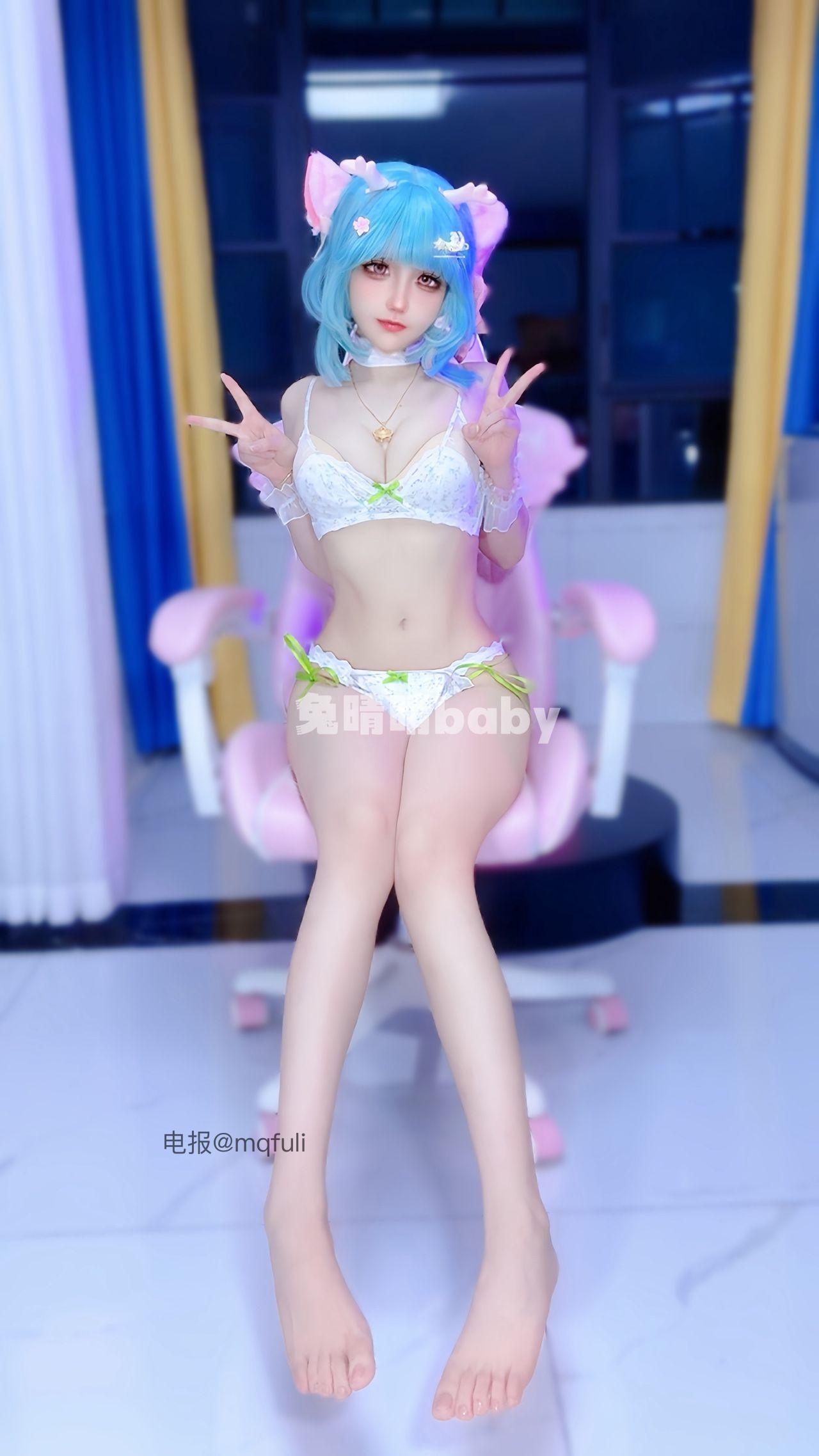 兔晴晴短蓝发粉色耳饰造型抬起双手的站姿 兔晴晴短蓝发粉色耳饰造型抬起双手的站姿