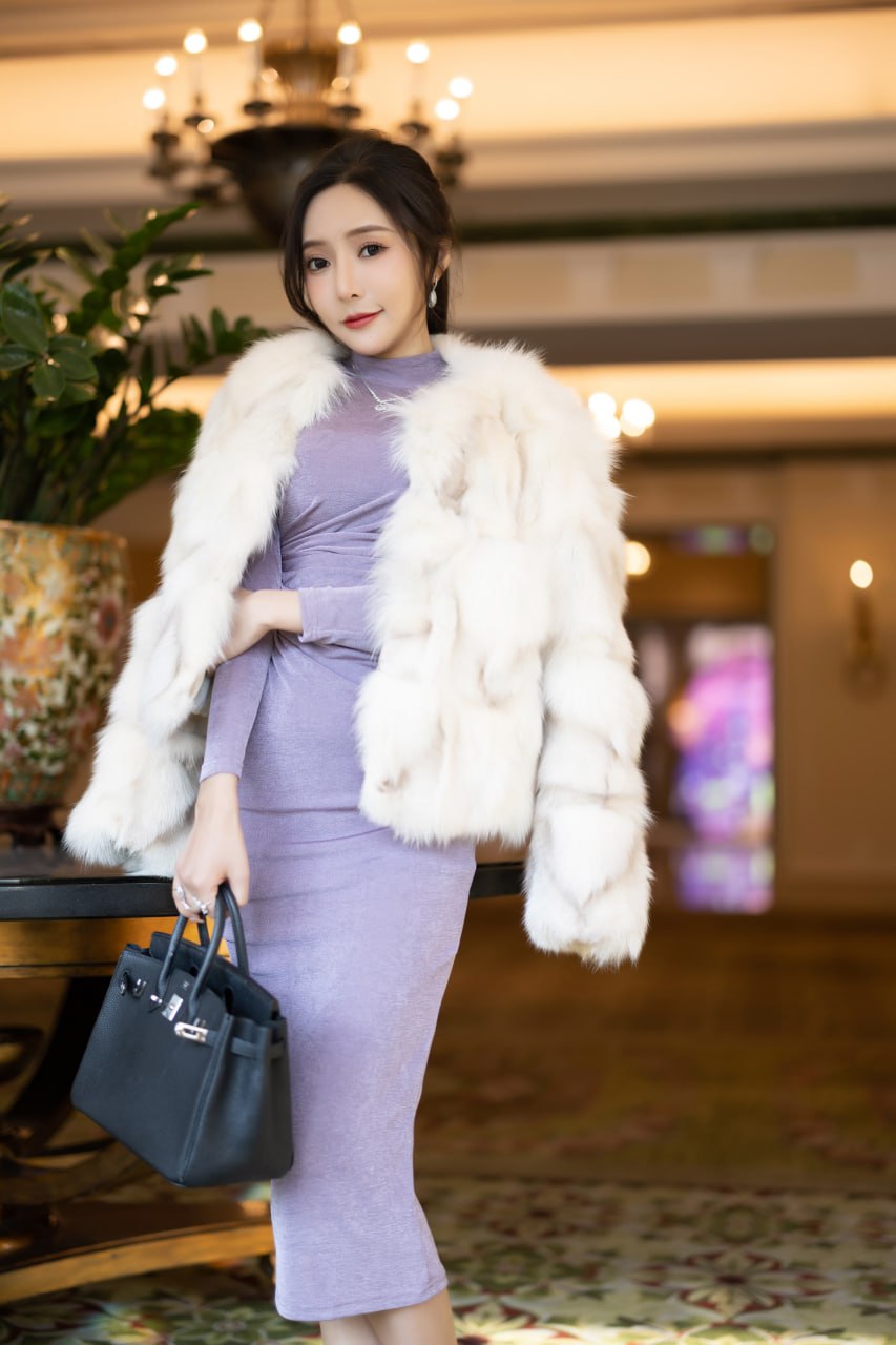 王馨瑶 紫色长裙与白色绒毛外搭 暖色吊灯下手提黑包 王馨瑶 紫色长裙与白色绒毛外搭 暖色吊灯下手提黑包